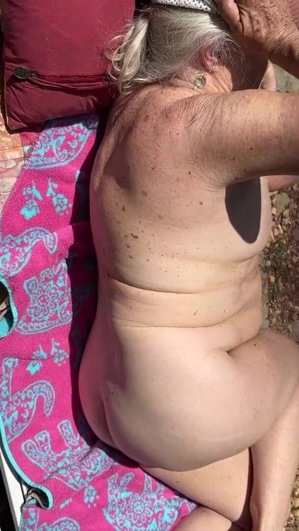 Aunt Ann: Fan-Anfrage, oma nackt in der sonne zeigt schmutzige grobe sohlen &amp;...