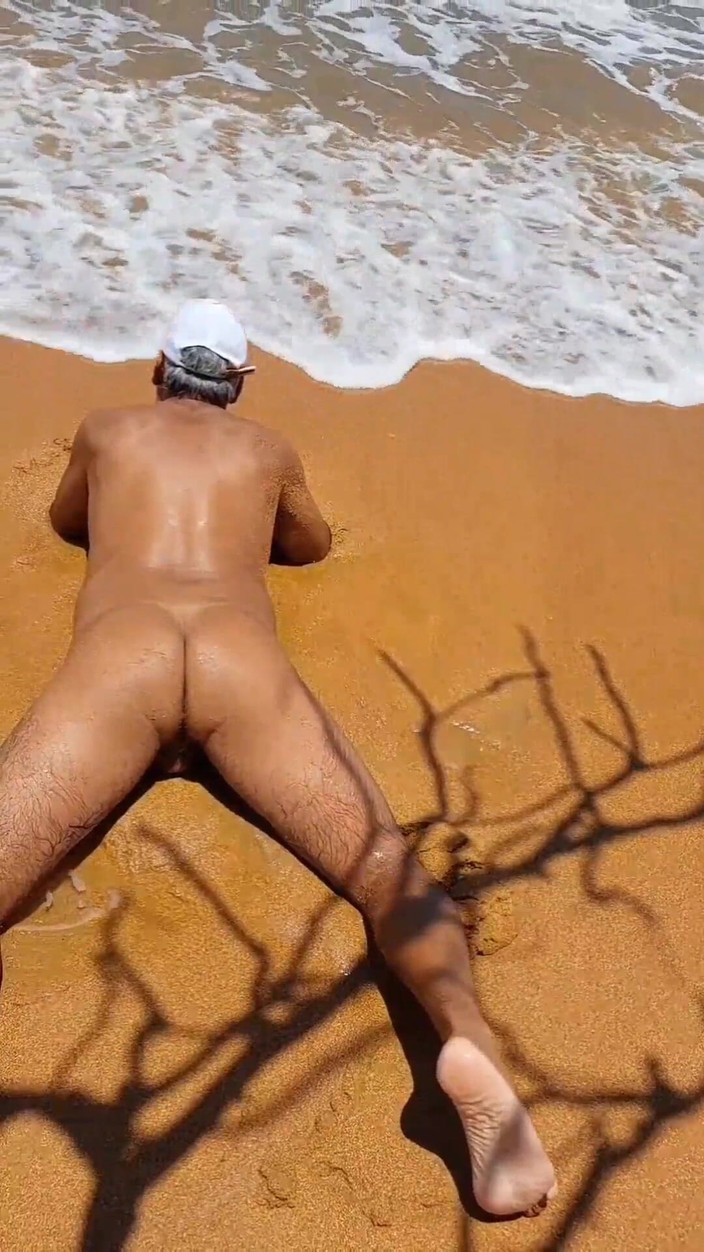 Ladysilvas: Ladysilva op het strand vol geil om haar hete kont...