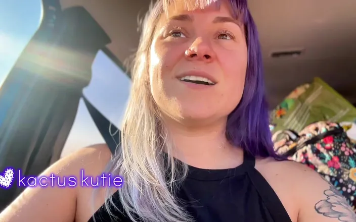Kactus kutie: Risky Outdoor Pee on Highway