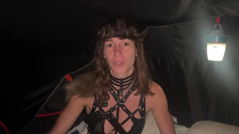 Lety Howl: Scopata anale in tenda! Durante il festival di musica metal!