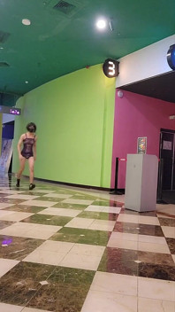 극장 복도와 화장실에서 노는 노출증