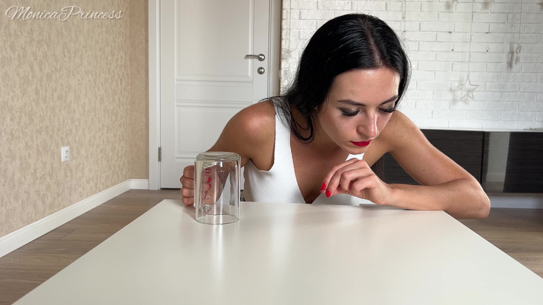 Princess Monica: ジャイアンテス・エグゼクトリクスが裸足とヒールで小さな男たちを食べたり歩いたりする