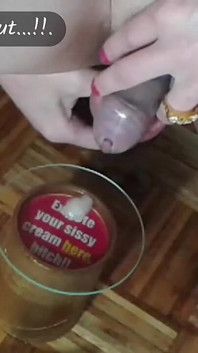 Sissy en castidad ordeña su próstata y recoge semen