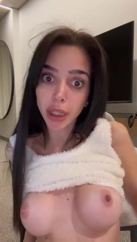 silicone_brunette: Кончаю в мое любимое порно