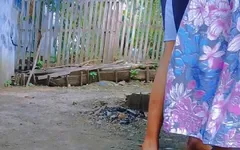 Accroupie sous un mangue, elle a failli se faire prendre par son voisin