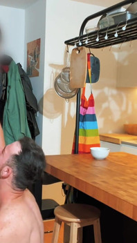 Sul tavolo della cucina con il top della porta accanto