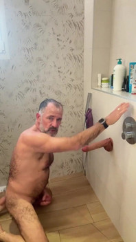 Daddybear büyük dildoyla sikiliyor