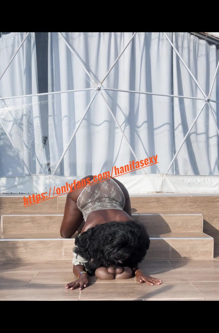 Nasty_hotbabe: 18-jarige die grote zwarte pikken buitenshuis zuigt in het openbaar...