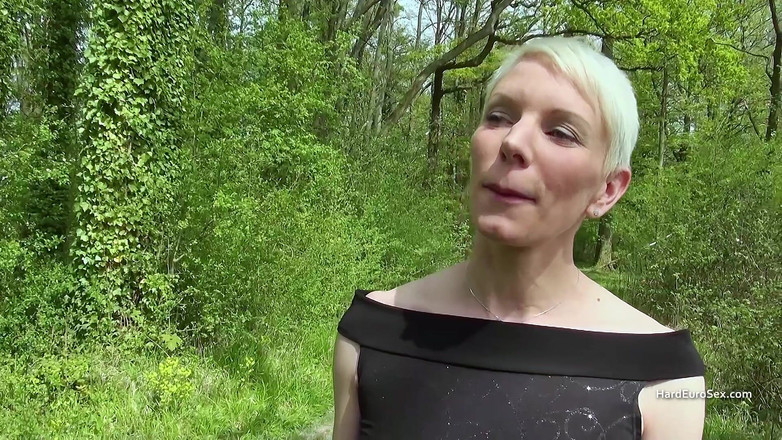 Hard Euro sex: Milf alta dai capelli corti prende un grosso cazzo nel...