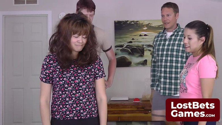 Lost Bets Games: Tessa, Jesse, Jake et Leilani font une partie de strip-tease