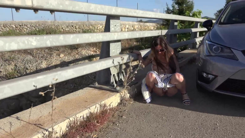 Nikky Thorne's Teen Club: Schönes brünettes schätzchen pisst im freien
