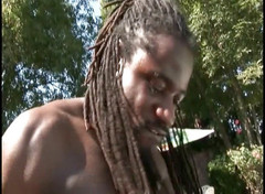 VOP Ebony Babes: Mokrá černá kundička ošukaná velkým černým ptákem venku