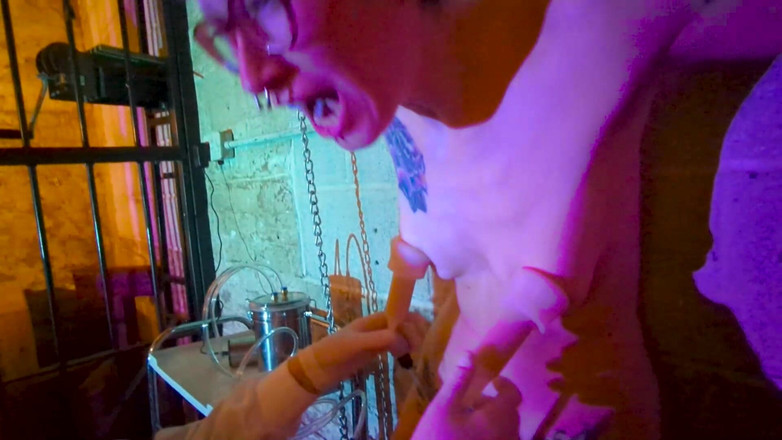 rosarosebud: Доктор пытается накачать мою киску и сиськи, пока в цепях