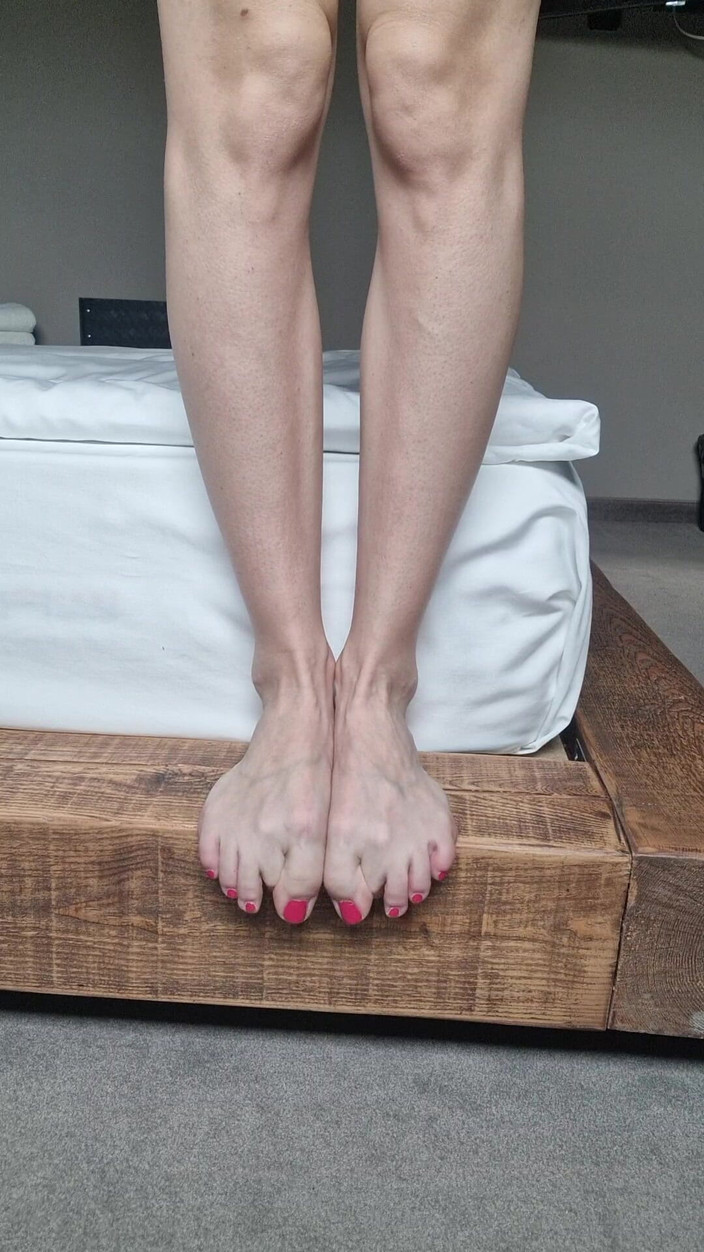 silicone_brunette: 脚趾戏弄