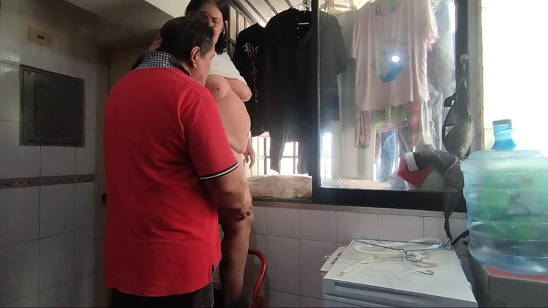 MaturecoupleVe: Ela Me Diz Que, Se Eu Ajudar Ela a Pendurar...