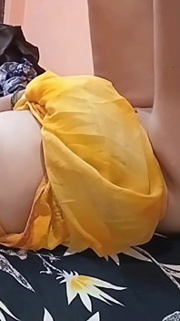 Chị kế hoàn thành ảo tưởng tình dục của anh kế trong phòng của anh ấy, video sex tiếng Hin-di