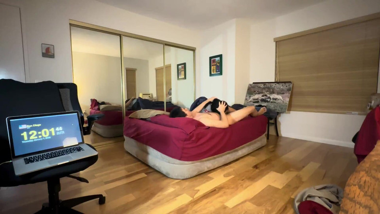 SquishMallow3328: 2025 年的最后一次性爱和 2026 年的首次性爱