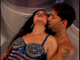 The Anal Queens: Piękna latynoska nastolatka bierze ogromnego latynoskiego kutasa