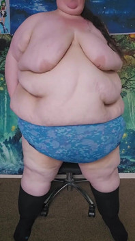 Une SSBBW met des vêtements sur son corps après la douche