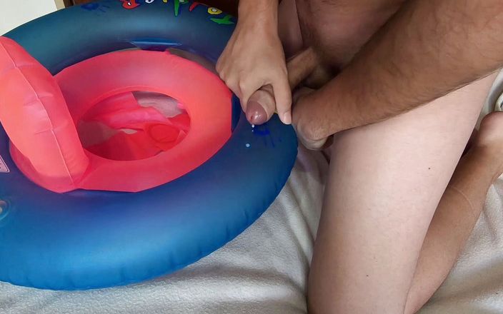 Inflatable Lovers: Играю с надувным кольцом для купания