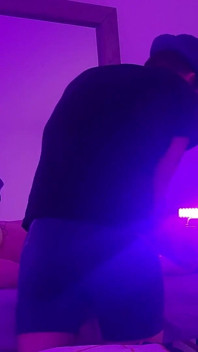 Damon fa un massaggio tant grigio a julia sky