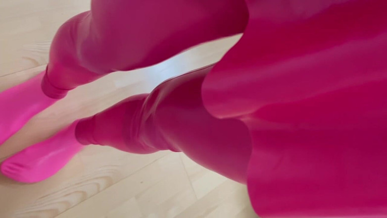 PervyLara: Bambola di gomma rosa in camera da letto