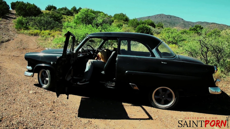 SaintPorn: モニーク・アレクサンダーがヴィンテージマッスルカーで女に突きつけられる