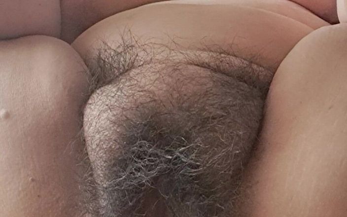 Mommy big hairy pussy: 足を広げて空気を受け取る熟女