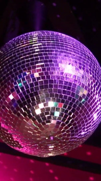 MAMĂ SEXY futută într-un club de doi mexicani excitați
