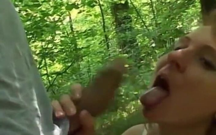 Homegrown Outdoor Sex: 그녀의 차를 고정보다 더 많은 것을 필요로하는 Luna