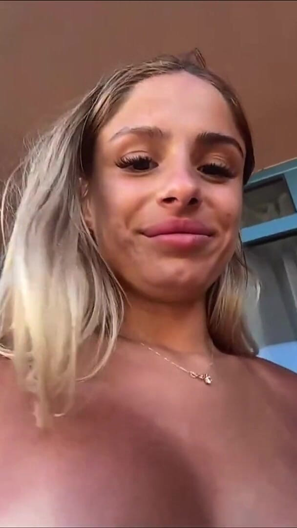 MollyLollyG: Italienne De Webcam, Blonde De 18 Ans Tatouée À Gros Nichons Et À...