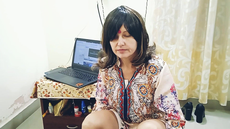Bolly Karma: La MILF assume un nuovo amante