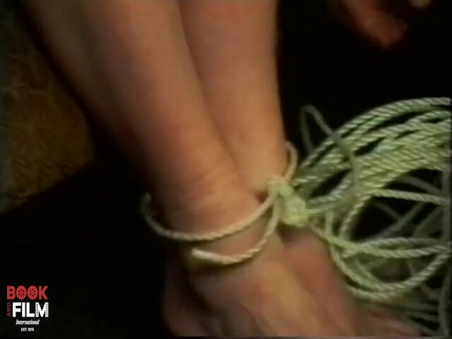 Dark room of slave seks: Bà chủ vui vẻ bồi bàn không thay đồ.