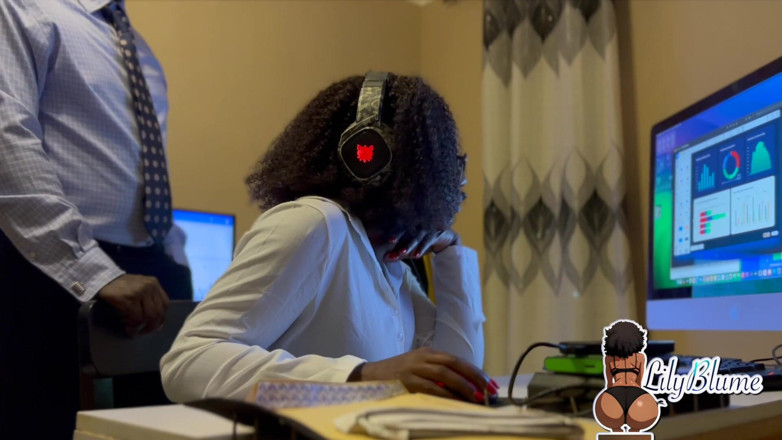 Afrocummy: 私はいつも上司とセックスして、彼にオフィスで私を育ててもらいたいと思っていました