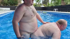 brummieboi89: Nevlastní syn šuká svého nevlastního otce v bazénu