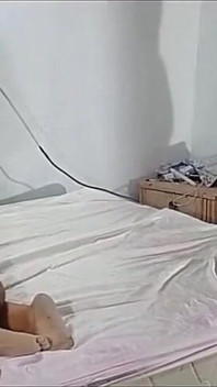 침실에서 남친에게 따먹히는 의붓여동생을 찾았어, 기다릴 수 없어서 Wh 자위