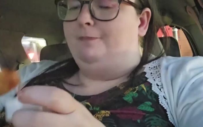SSBBWLadyBrads: Des McDonalds se font nourrir dans une voiture