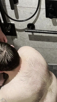 Nevlastní medvědi šukají bez sedla ve sprše