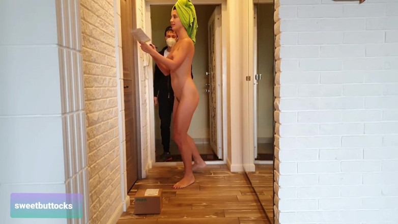 SweetButtocks: คุณแม่เลี้ยงเซ็กซี่เจอพนักงานส่งของแบบเปลือยเปล่า