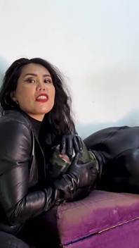 Facesitting and Throttle in Leather