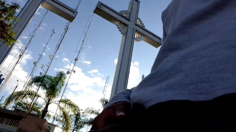 vergar4_daviid: 걷는 동안 자지를 보여주는 젊은 노출증