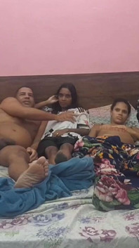 Saya menelepon teman saya untuk melihat nextfli dan suami saya tidak melewatkan kesempatan untuk memakannya