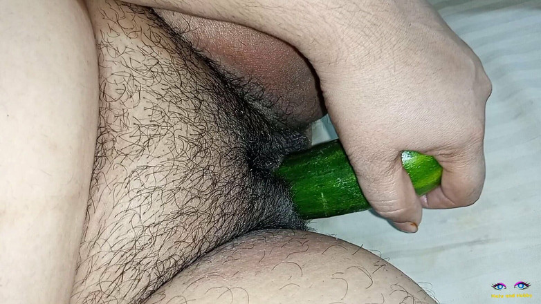 Netu: Doppelpenetration mit Gurke und Desi-Dildo - Netuhubby