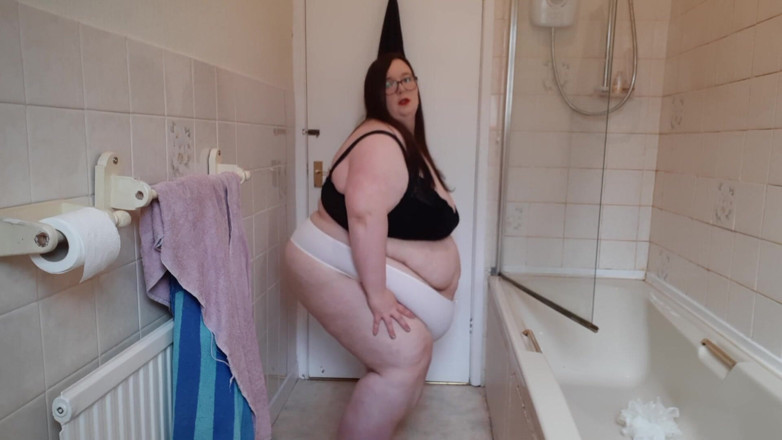 SSBBWLadyBrads: SSBBW Stretch exercise in bra &amp; thong