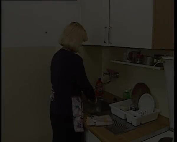 YOUR FIRST PORN: Oma Nicole Kann Noch Mehr...奶奶妮可做得更多...