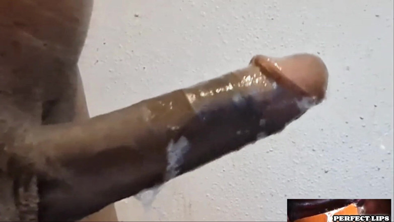 Wildwood21519: Cewek itu lagi asik nyepong kontol sampai tenggelam bikin cowok...