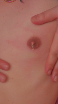 La matrigna munge la sua piccola mucca - strapon a pecorina, Sock gag e sega con i piedi sul dildo