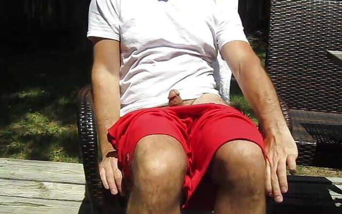 TJenner: 太陽の光を浴びながらパティオでオナニーをします。お尻も一部見せます