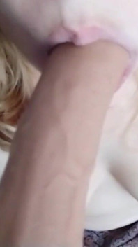 Sexy peituda milf chupa um grande vibrador - quente solo feminino - câmera lenta