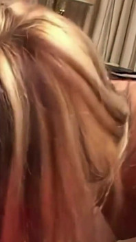Sarışın Orta Yaşlı Seksi Kadın Yarak Emiyor Ve Yüzüne Dağınık Bir Şekilde Boşalıyor